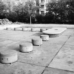 407122 Afbeelding van springstenen op de speelplaats in het Majellapark te Utrecht.